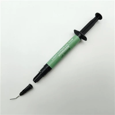 Stomatološki materijal pasta od kalcijum hidroksida koja se stvrdnjava svjetlom sa bazom injekcionih glava i oblogom od kalcijum hidroksida